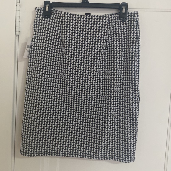 Cute black and white skirt, side slit detail! - Picture 3 of 3